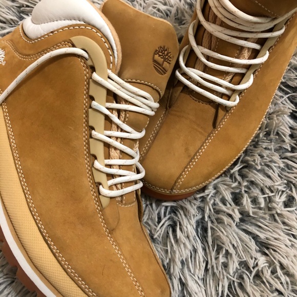 Women Timberlands - Picture 3 of 6